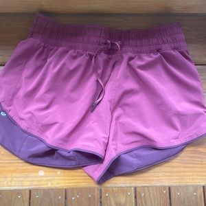 Lululemon chose a side reversible shorts 3” size 6 in Chianti and Cassis colors